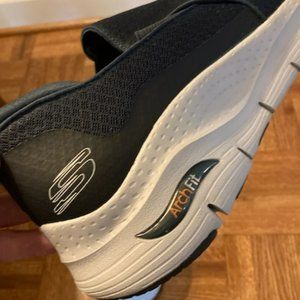 Skechers Mens Size 10 Air Cooled Arch New!!